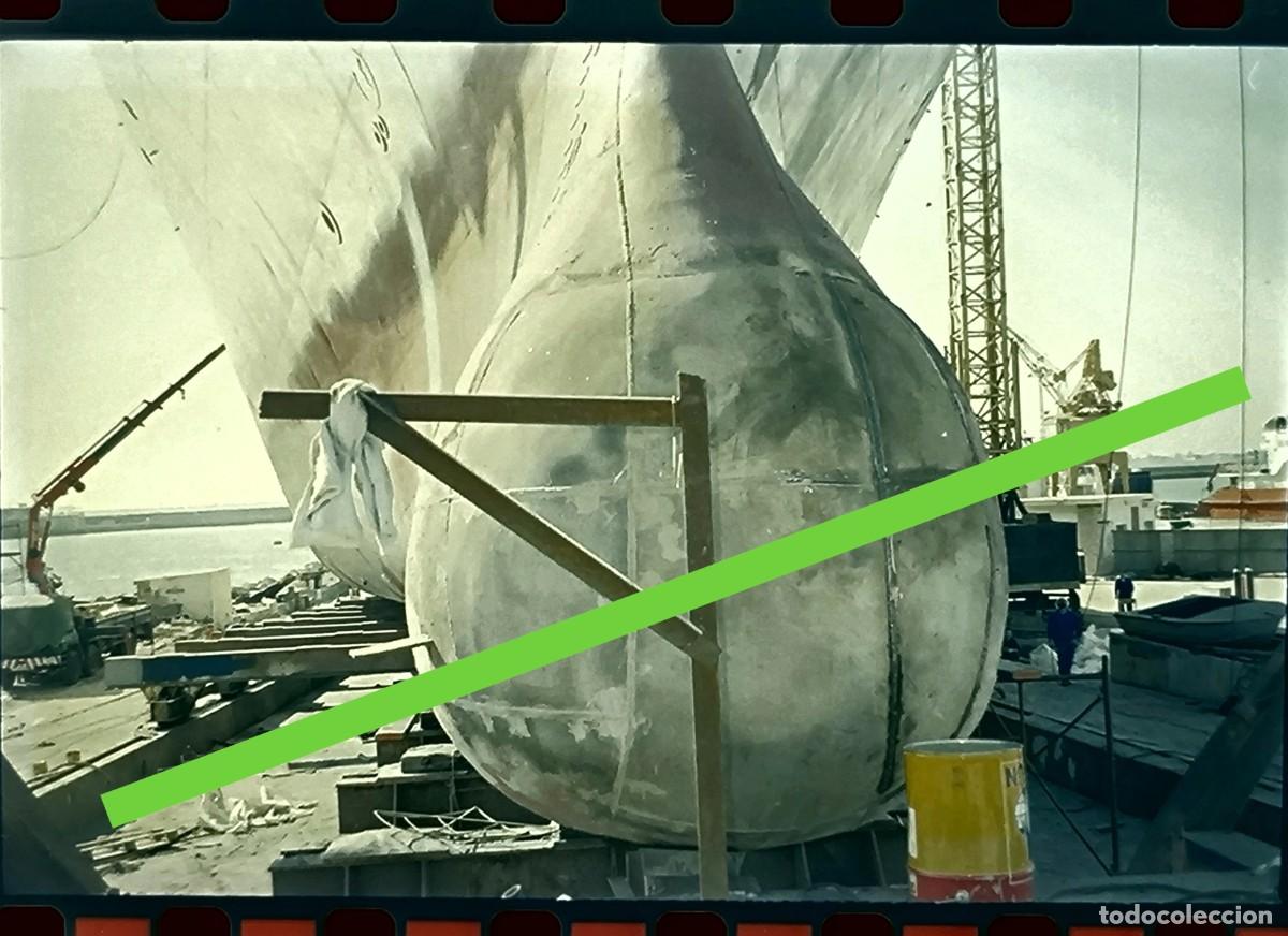 Fotograf&iacute;a antigua: Antiguo negativo de fotograf&iacute;a. Ferry, barco Isla de Ibiza. En proceso de reparaci&oacute;n. A&ntilde;os 90