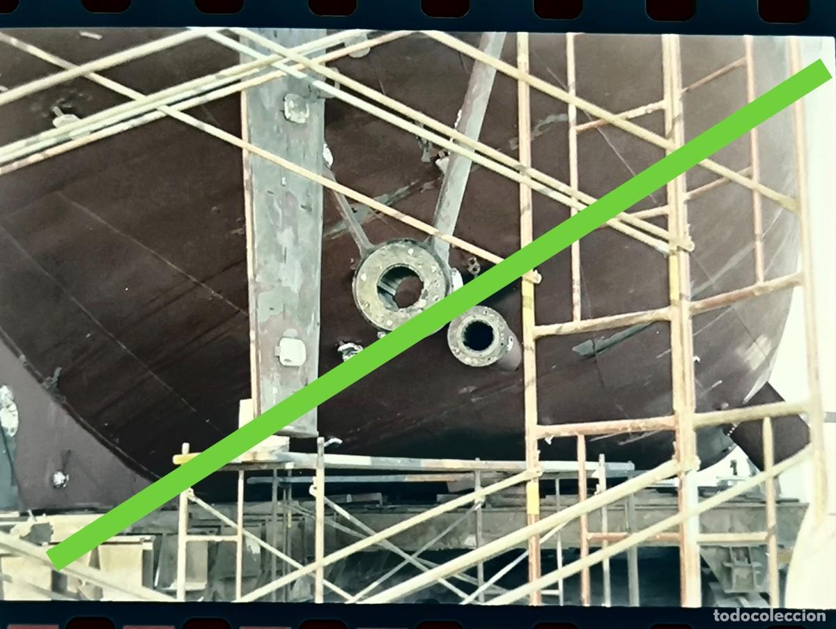 Fotograf&iacute;a antigua: Antiguo negativo de fotograf&iacute;a. Ferry, barco Isla de Ibiza. En proceso de reparaci&oacute;n. A&ntilde;os 90