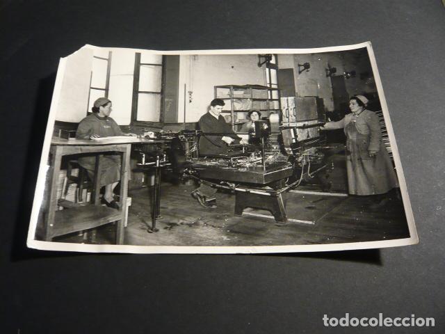 Fotografia antiga: SAN SEBASTIAN TALLERES DE UNA FABRICA CON OBREROS APARICIO FOTOGRAFO ANTIGUA FOTOGRAFIA 12 X 17 CM