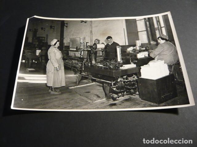 Fotograf&iacute;a antigua: SAN SEBASTIAN TALLERES DE UNA FABRICA CON OBREROS APARICIO FOTOGRAFO ANTIGUA FOTOGRAFIA 12 X 17 CM