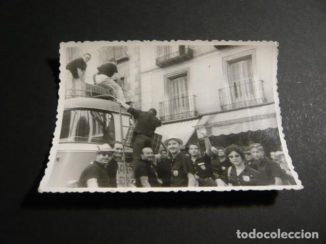 Fotografia antiga: GRANADA AGRUPACION LIRICA FRANCISCO ALONSO EN VIAJE ANTIGUA FOTOGRAFIA 7,5 X 10,5 CM