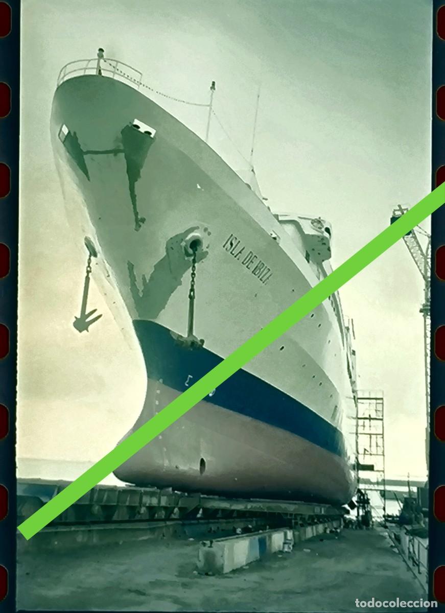 Fotograf&iacute;a antigua: Antiguo negativo de fotograf&iacute;a. Ferry, barco Isla de Ibiza. En proceso de reparaci&oacute;n. A&ntilde;os 90