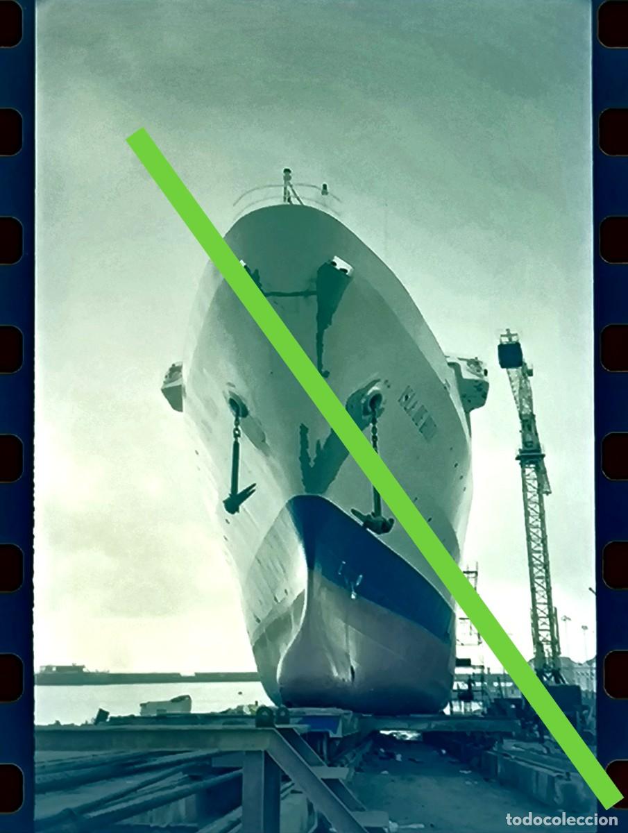 Fotograf&iacute;a antigua: Antiguo negativo de fotograf&iacute;a. Ferry, barco Isla de Ibiza. En proceso de reparaci&oacute;n. A&ntilde;os 90