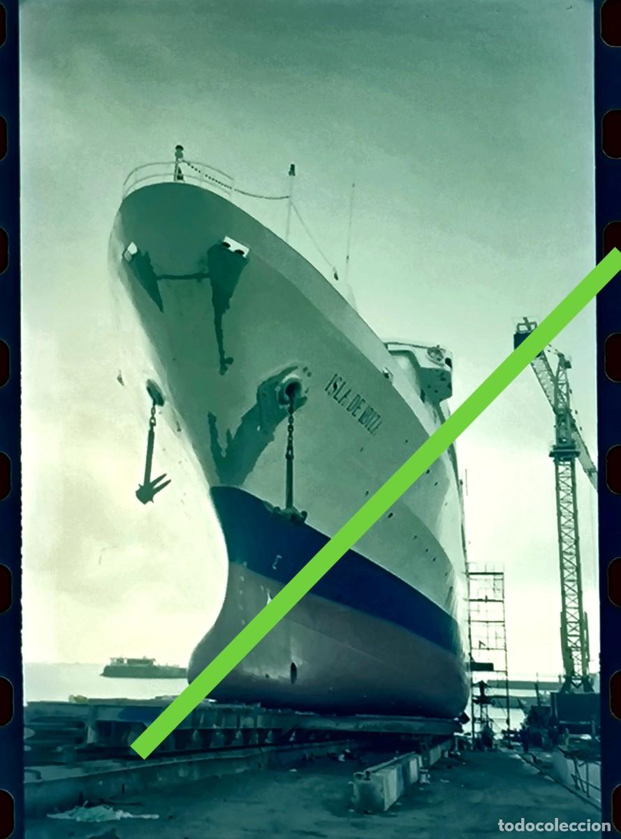 Fotograf&iacute;a antigua: Antiguo negativo de fotograf&iacute;a. Ferry, barco Isla de Ibiza. En proceso de reparaci&oacute;n. A&ntilde;os 90