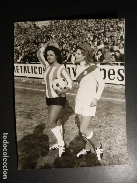Fotografia antica: LOLA FLORES Y ENCARNITA POLO EN PARTIDO DE FUTBOL FEMENINO SEVILLA ANTIGUA FOTOGRAFIA 18 X 24 CM
