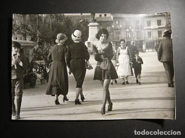 Fotografia antiga: ALCALA DE HENARES MADRID RODAJE PELICULA LA CURIOSA MARI FRANCIS ACTRI ANTIGUA FOTOGRAFIA 20 X 30 CM