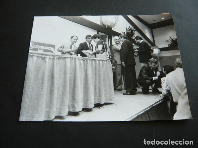 Alte Fotografie: ALBERTO MALLO PERIODISTA AUTOMOVILISTA CON CONSEJERO DE FIAT ANTIGUA FOTOGRAFIA 18 X 24 CM