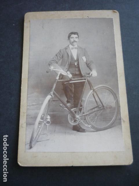 Alte Fotografie: HOMBRE CON BICICLETA CICLISTA CICLISMO ANTIGUA FOTOGRAFIA HACIA 1900 11 X 17 CM