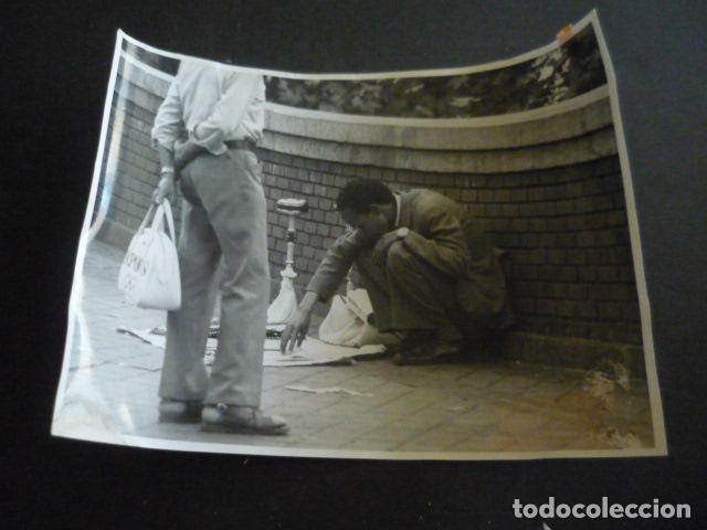 Alte Fotografie: MADRID ATOCHA 1974 VENDEDOR AMBULANTE AFRICANO ANTIGUA FOTOGRAFIA ORIGINAL 24 X 18 CM