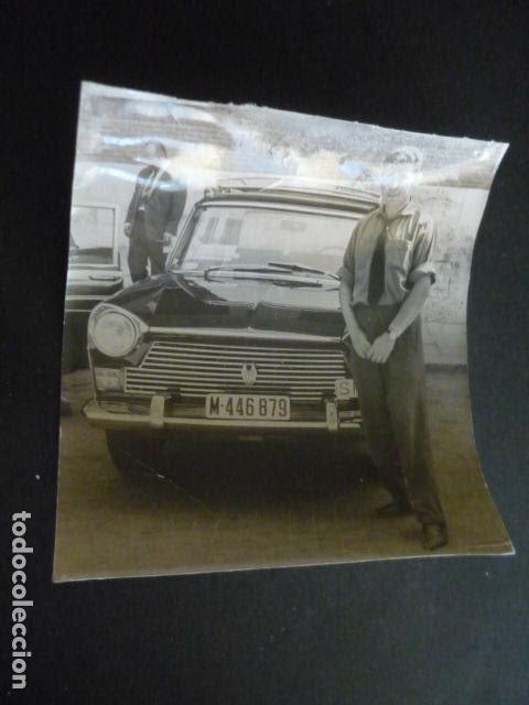 Fotograf&iacute;a antigua: MADRID UN TAXISTA CON AUTOMOVIL SEAT ANTIGUA FOTOGRAFIA ORIGINAL 17 X 19 CM