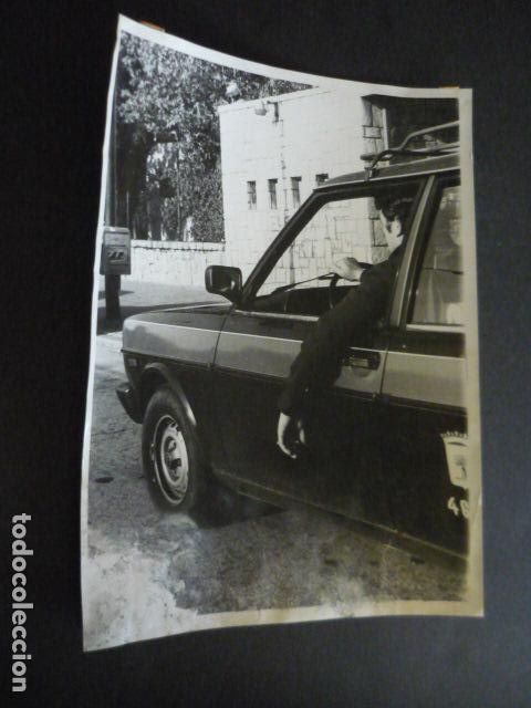 Fotografia antica: TAXISTA CONDUCIENDO CON EL BRAZO IZQUIERDO ANTIGUA FOTOGRAFIA ORIGINAL 24 X 18 CM