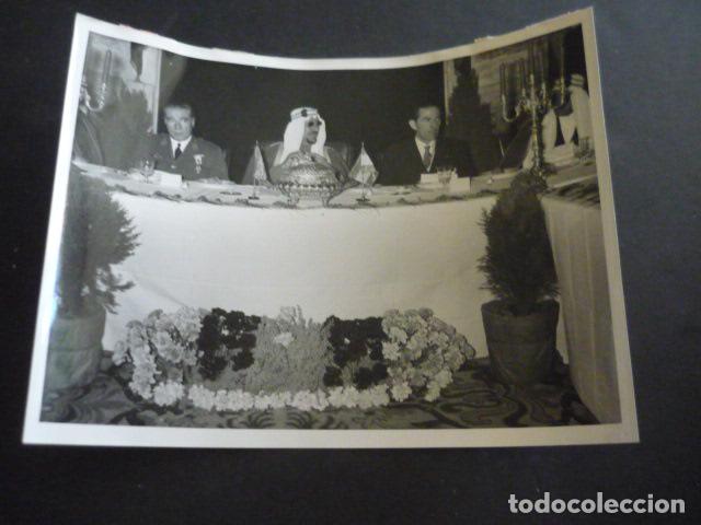 Fotografia antica: MADRID REY DE ARABIA SAUDI EN VISITA OFICIAL ANTIGUA FOTOGRAFIA ORIGINAL 18 X 24 CM