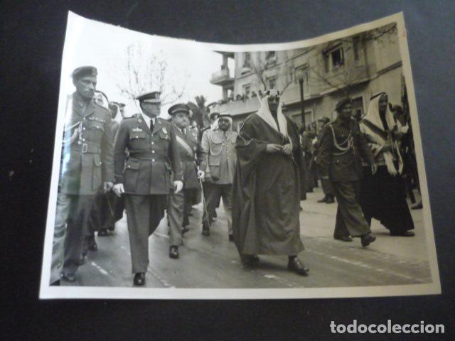 Fotografia antica: MADRID REY DE ARABIA SAUDI EN VISITA OFICIAL ANTIGUA FOTOGRAFIA ORIGINAL 18 X 24 CM