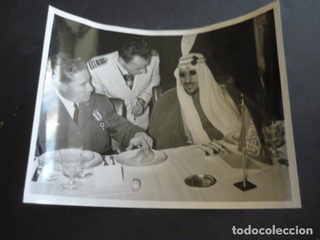 Fotografia antica: MADRID REY DE ARABIA SAUDI EN VISITA OFICIAL ANTIGUA FOTOGRAFIA ORIGINAL 18 X 24 CM