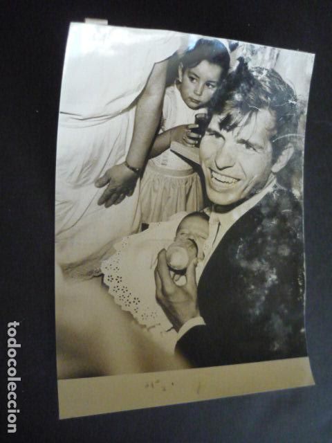 Fotografia antica: EL CORDOBES TORERO CON EL HIJO DE CARMEN SEVILLA ANTIGUA FOTOGRAFIA ORIGINAL 24 X 18 CM