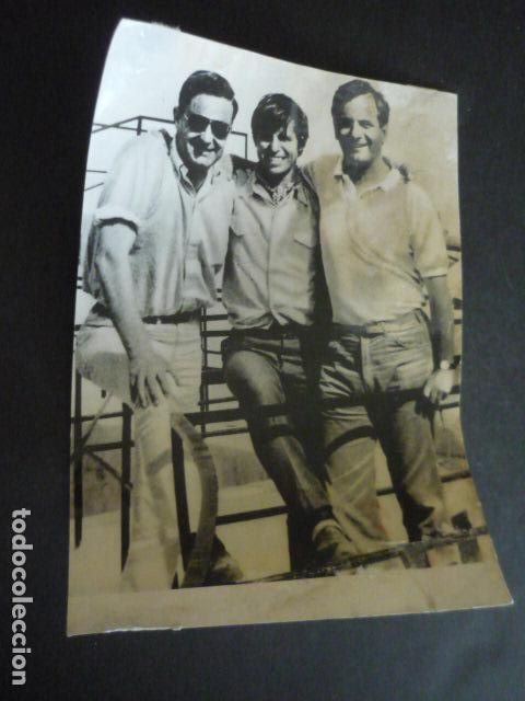 Antique Photography: EL CORDOBES TORERO CON DOMINIQUE LAPIERRE Y LARRY COLLINS ANTIGUA FOTOGRAFIA ORIGINAL 24 X 18 CM