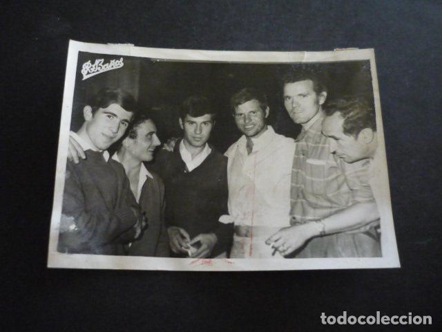 Fotograf&iacute;a antigua: EL CORDOBES TORERO CON LUIS GONZALEZ Y AFICIONADOS ANTIGUA FOTOGRAFIA ORIGINAL 13 X 18 CM