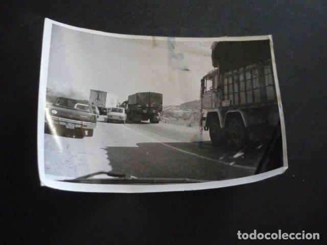 Fotografia antica: AUTOMOVILES EN CARRETERA ANTIGUA FOTOGRAFIA ORIGINAL 12 X 18 CM