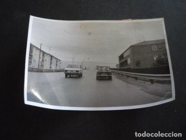 Fotograf&iacute;a antigua: AUTOMOVILES EN CARRETERA ANTIGUA FOTOGRAFIA ORIGINAL 12 X 18 CM