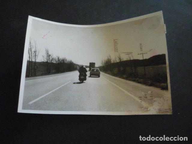 Fotograf&iacute;a antigua: AUTOMOVILES EN CARRETERA ANTIGUA FOTOGRAFIA ORIGINAL 12 X 18 CM
