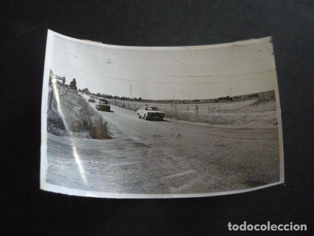 Fotograf&iacute;a antigua: ARANDA DE DUERO BURGOS AUTOMOVILES EN CARRETERA ANTIGUA FOTOGRAFIA ORIGINAL 12 X 18 CM