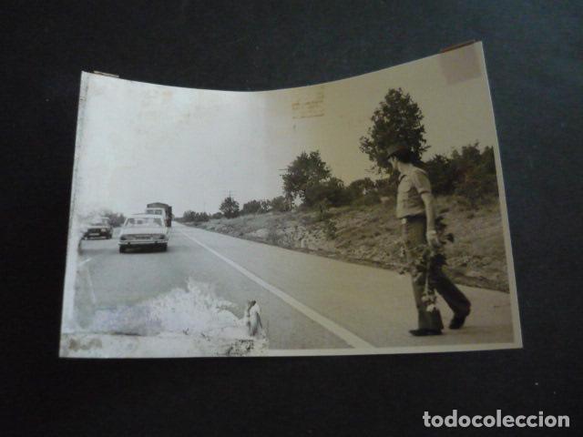 Fotograf&iacute;a antigua: ARANDA DE DUERO AUTOMOVILES EN CARRETERA CON GUARDIA CIVIL ANTIGUA FOTOGRAFIA ORIGINAL 12 X 18 CM