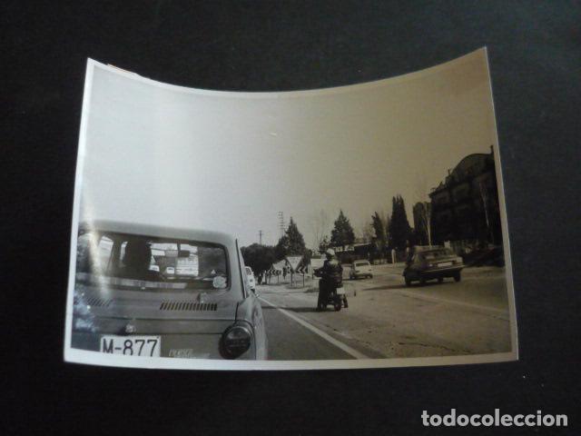 Fotograf&iacute;a antigua: AUTOMOVILES EN CARRETERA ANTIGUA FOTOGRAFIA ORIGINAL 12 X 18 CM