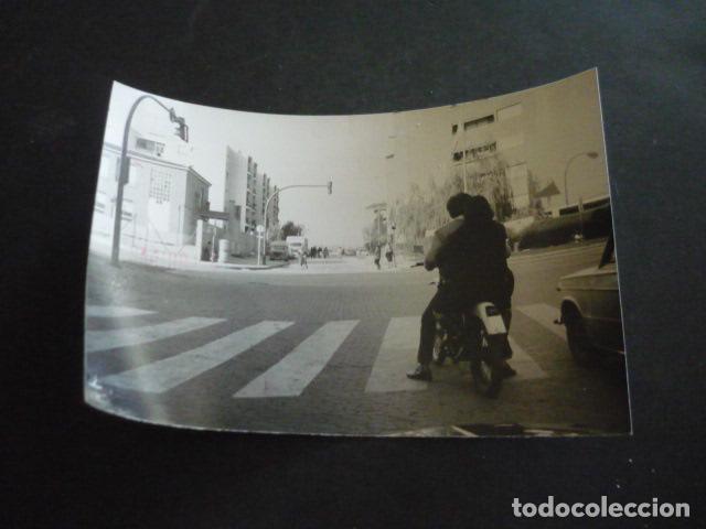 Fotograf&iacute;a antigua: MOTOCICLETA EN VIA URBANA ANTIGUA FOTOGRAFIA ORIGINAL 12 X 18 CM