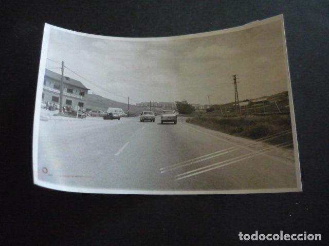 Fotograf&iacute;a antigua: AUTOMOVILES EN CARRETERA ANTIGUA FOTOGRAFIA ORIGINAL 12 X 18 CM
