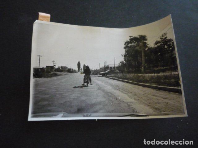 Fotograf&iacute;a antigua: AUTOMOVILES EN CARRETERA ANTIGUA FOTOGRAFIA ORIGINAL 12 X 18 CM