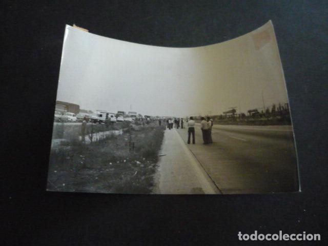 Fotograf&iacute;a antigua: ARANDA DE DUERO BURGOS ATASCO AUTOMOVILES EN CARRETERA ANTIGUA FOTOGRAFIA ORIGINAL 12 X 18 CM
