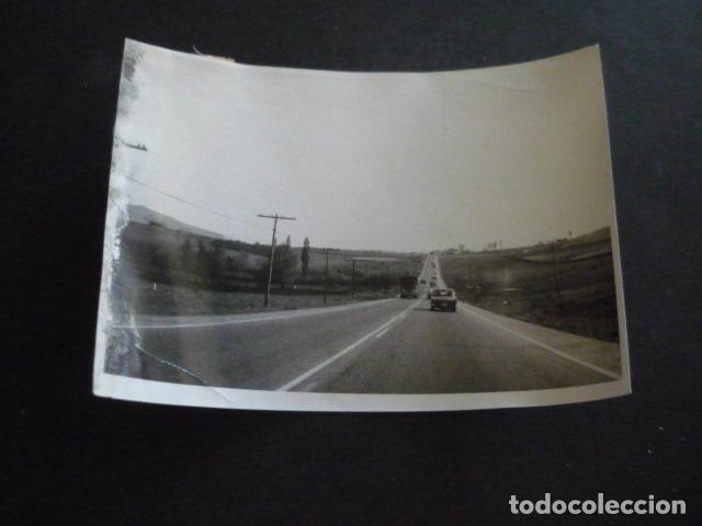 Fotograf&iacute;a antigua: CIRCULACION POR CARRETERA ANTIGUA FOTOGRAFIA ORIGINAL 12 X 18 CM