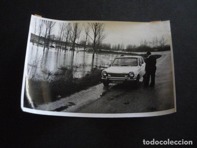 Fotograf&iacute;a antigua: ARANDA DE DUERO BURGOS AUTOMOVIL EN CARRETERA ANTIGUA FOTOGRAFIA ORIGINAL 12 X 18 CM
