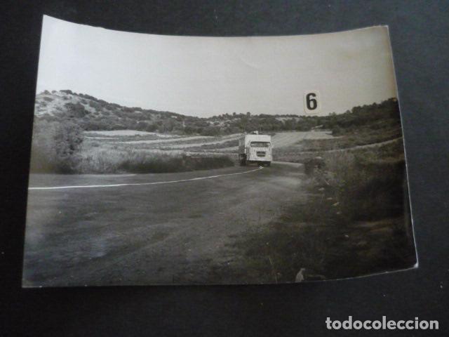 Fotograf&iacute;a antigua: ARANDA DE DUERO BURGOS CIRCULACION POR CARRETERA ANTIGUA FOTOGRAFIA ORIGINAL 13 X 18 CM