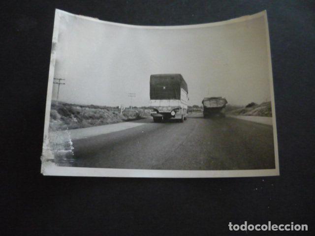 Fotograf&iacute;a antigua: ARANDA DE DUERO BURGOS CIRCULACION POR CARRETERA ANTIGUA FOTOGRAFIA ORIGINAL 13 X 18 CM
