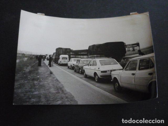 Fotograf&iacute;a antigua: ARANDA DE DUERO BURGOS CIRCULACION POR CARRETERA ANTIGUA FOTOGRAFIA ORIGINAL 12 X 18 CM