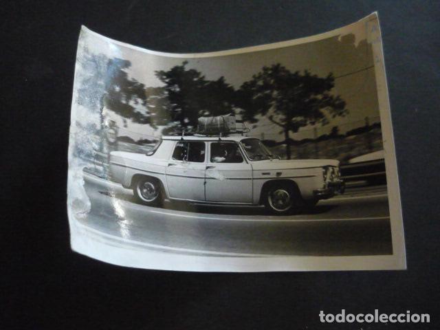 Fotograf&iacute;a antigua: AUTOMOVIL RENAULT 8 ANTIGUA FOTOGRAFIA ORIGINAL 13 X 18 CM