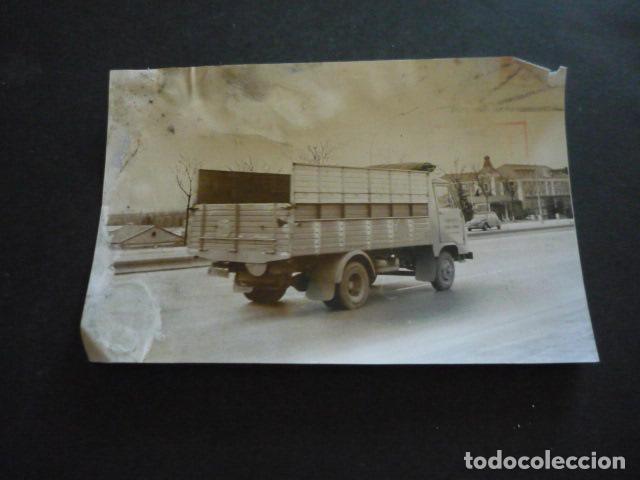 Fotograf&iacute;a antigua: MADRID CIRCULACION DE UN CAMION ANTIGUA FOTOGRAFIA ORIGINAL 13 X 18 CM