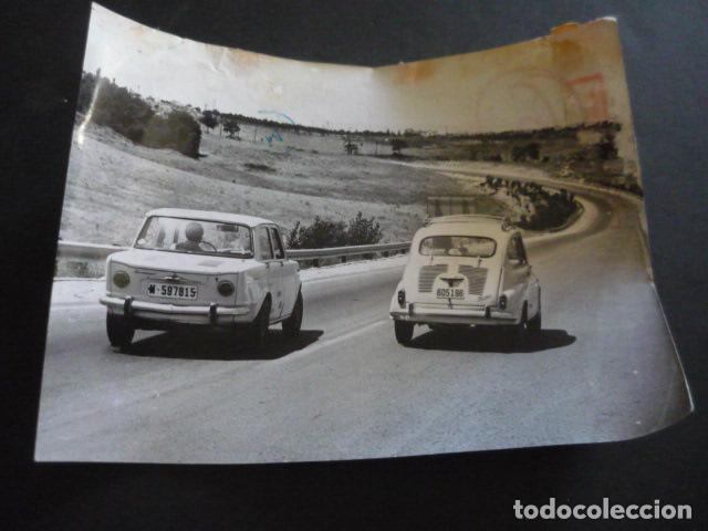 Fotograf&iacute;a antigua: AUTOMOVILES SIMCA 1000 Y SEAT 600 ANTIGUA FOTOGRAFIA ORIGINAL 18 X 24 CM