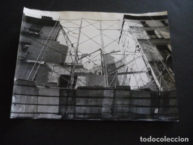 Fotograf&iacute;a antigua: MADRID CASAS RUINOSAS EN CALLE DE LOS ESTUDIOS ANTIGUA FOTOGRAFIA ORIGINAL 18 X 24 CM