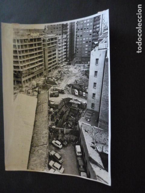 Fotograf&iacute;a antigua: MADRID CASAS CONSTRUIDAS INDEBIDAMENTE EN ZONA VERDE ANTIGUA FOTOGRAFIA ORIGINAL 18 X 24 CM