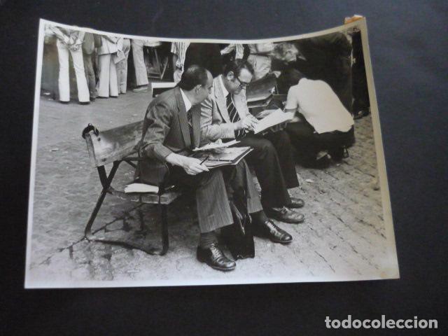 Fotograf&iacute;a antigua: MADRID PLAZA MAYOR FILATELICOS ANTIGUA FOTOGRAFIA ORIGINAL 18 X 24 CM