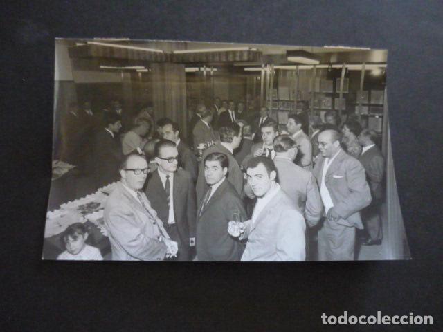 Fotograf&iacute;a antigua: MADRID FILATELIA EN LA CALLE GENERAL CASTA&Ntilde;OS ANTIGUA FOTOGRAFIA ORIGINAL 18 X 13 CM