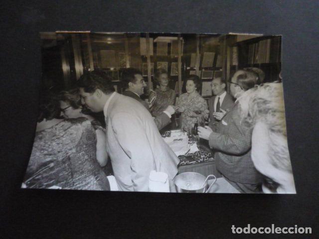 Fotograf&iacute;a antigua: MADRID FILATELIA EN LA CALLE GENERAL CASTA&Ntilde;OS ANTIGUA FOTOGRAFIA ORIGINAL 18 X 12 CM