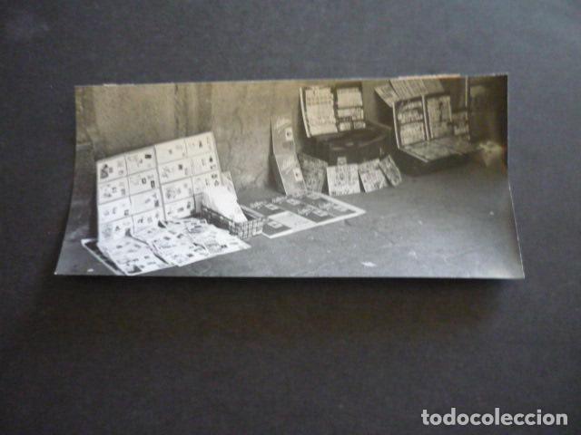 Fotograf&iacute;a antigua: MADRID MERCADO DE SELLOS EN LA PLAZA MAYOR ANTIGUA FOTOGRAFIA ORIGINAL 8,5 X 17,5 CM
