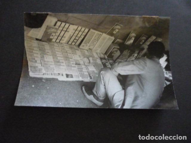 Fotograf&iacute;a antigua: MADRID MERCADO DE SELLOS EN LA PLAZA MAYOR ANTIGUA FOTOGRAFIA ORIGINAL 12 X 18 CM