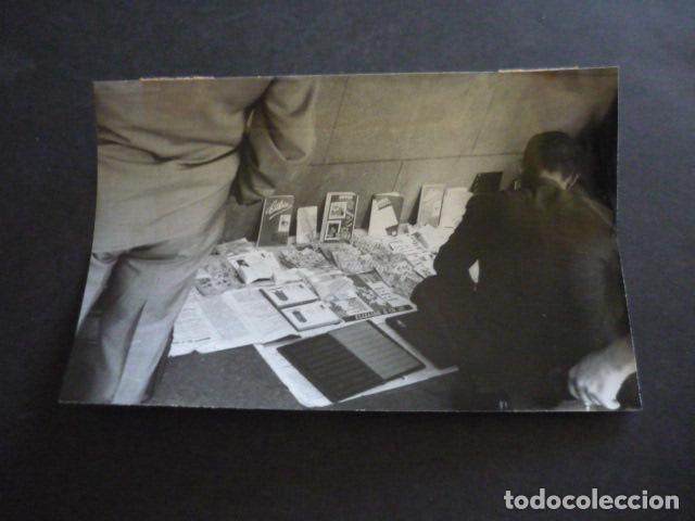 Fotograf&iacute;a antigua: MADRID MERCADO DE SELLOS EN LA PLAZA MAYOR ANTIGUA FOTOGRAFIA ORIGINAL 12 X 18 CM