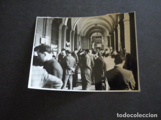 Fotograf&iacute;a antigua: MADRID MERCADO DE SELLOS EN LA PLAZA MAYOR ANTIGUA FOTOGRAFIA ORIGINAL 9 X 11 CM