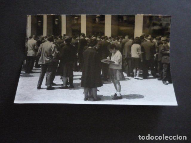 Fotograf&iacute;a antigua: MADRID MERCADO DE SELLOS EN LA PLAZA MAYOR ANTIGUA FOTOGRAFIA ORIGINAL 10 X 16 CM