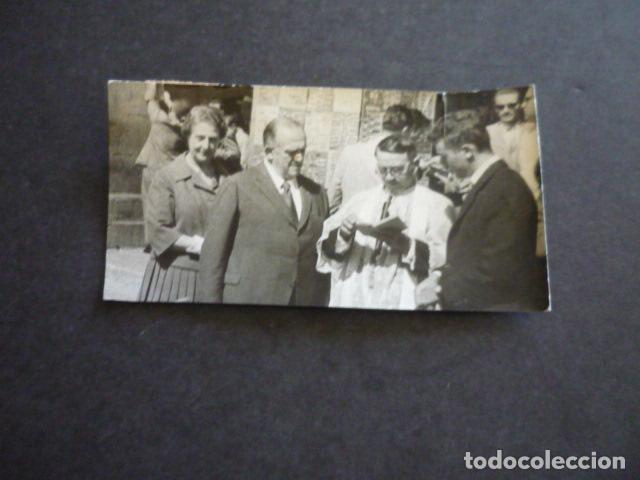 Fotograf&iacute;a antigua: MADRID SELLOS EN LA PLAZA MAYOR PADRE GALLARTA BENDICIENDO ANTIGUA FOTOGRAFIA ORIGINAL 11.5 X 6 CM